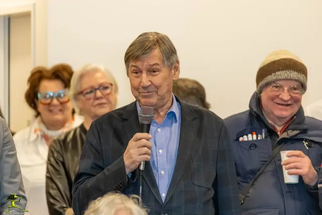 Aucb Bezirksvorsteher Erich Hohenberger (SPÖ) ließ sich die Eröffnungsfeier nicht entgehen.  | Foto: Häuser zum Leben / Christine Fröschl