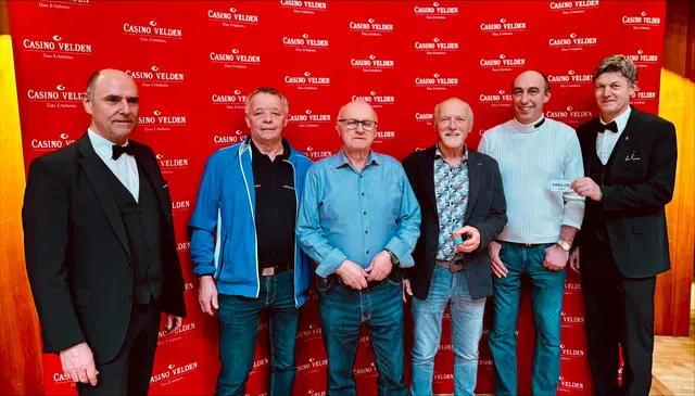 Turnierleiter Gottfried Hrastnik, die vier Sieger sowie Turnierleiter Ralph Ball | Foto: Casino Velden