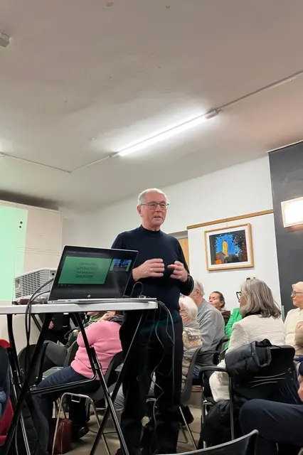  Mit großer Sachkenntnis und persönlicher Verbundenheit führte der ehemalige Direktor der Volksschule Lerchenfeld, Ewald Sacher, durch die Geschichte des jungen Stadtteils