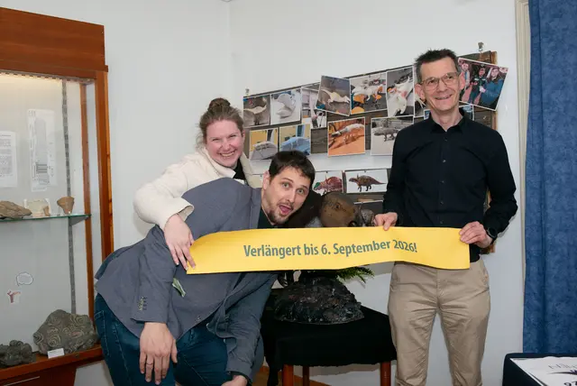 Die Dino-Ausstellung im Stadtmuseum ist beliebt. Bürgermeister Peter Teix (r.) und die Kustoden Vanessa Staudenhirz und Benedikt Wallner gehen daher in die Verlängerung der Sonderausstellung. | Foto: Santrucek