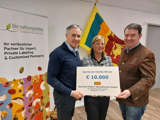 im Bild: Toni Holzer, Petra Winzer und Martin Huber bei der Spendenübergabe  | Foto: Toni Holzer