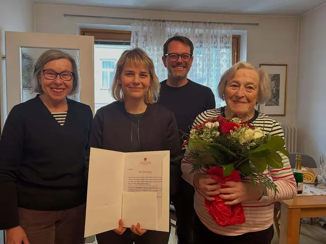 Maria Soukup (r.) im Kreise ihrer Tochter (l.) und Bezirksvorsteherin Stefanie Lamp und Bezirksvertreterin-Stellvertreter Florian Saurwein (beide SPÖ).  | Foto: BV16