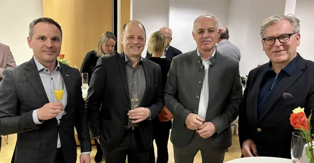 Alexander Gojak (Raiffeisen Lagerhaus Technik), Architekt Harald Eisterer, der Rohrauer Bürgermeister Albert Mayer (ÖVP) und Hans Wannasek (Österr. Versicherung) | Foto: MeinBezirk/Birgit Bachhofner