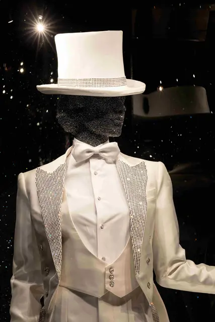 Marlene Dietrichs Ensemble aus dem Hollywood-Streifen „Blonde Venus“, in dem Swarovski-Kristalle 1932 Premiere auf der Kinoleinwand feierten.

