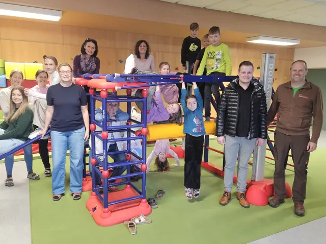 Geschäftsführer Markus Resch und Standortleiter Hannes Zoidl überbrachten das Spielgerüst an die Volksschule.  | Foto: VS Ulrichsberg