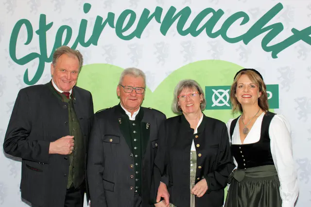 Bürgermeister Peter Fließer gab sich am Ball auch die Ehre. | Foto: Cescutti