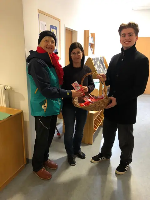 Süßes und ein Danke gab es von der SPÖ in Kleinzell für die Elementarpädagogen.  | Foto: Foto: SPÖ Rohrbach
