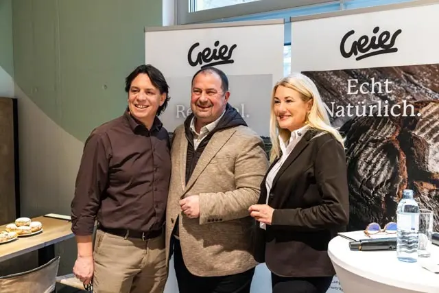 Am neuen standort in Wien: Bezirksvorsteher Alexander Nikolai (Mitte) mit Gerald und Erika Geier. | Foto: Geier. Die Bäckerei
