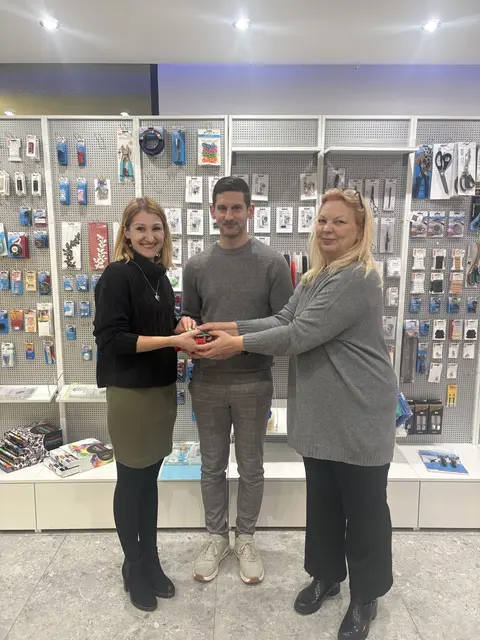 Julia Laufer (l.) mit Mitarbeiter Krisztian Bacsics und Vorgängerin Brigitte Hana bei der Geschäftsübergabe. | Foto: Laufer