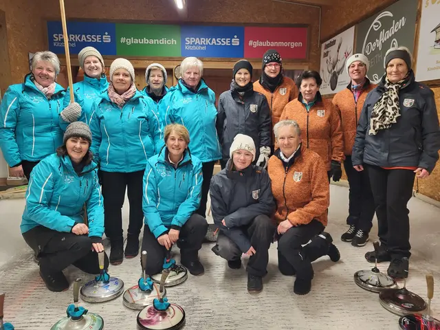 Die Kontrahentinnen im kameradschaftlichen Gemeinschaftsbild; links EC Reith bei Kitzbühel, rechts ESV Erpfendorf.