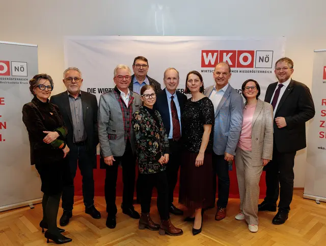 Michaela Brenner-Melchior (Bezirksstellenausschussmitglied), Christian Schäfer (Landesinnungsmeister-Stellvertreter Holzbau), Bürgermeister Gerhard Weil (SPÖ), Hannes Ruscher (Bezirksvertrauensmann und Lehrlingswart Elektro-, Gebäude-, Alarm- und Kommunikationstechniker), Tanja Zeiss (Junge Wirtschaft Bruck), WKNÖ-Vizepräsident Erich Moser, Bezirksstellenobfrau Gabriele Pipal, Landesabgeorndeter und Bürgermeister Otto Auer (ÖVP), Karina Holzer (Junge Wirtschaft Bruck), Dominik Clemens Lappel (BH Bruck) | Foto: Soh-Photography/Nataliya Melzer