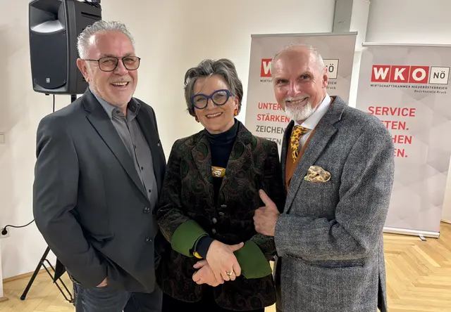 Christian Schäfer (Landesinnungsmeister-Stellvertreter Holzbau) mit Michaela Brenner-Melchior (Bezirksstellenausschussmitglied) und Wolfgang Melchior | Foto: MeinBezirk/Birgit Bachhofner