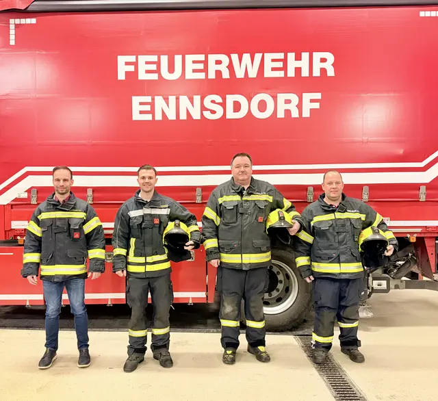 Bürgermeister Daniel Lachmayr, Kommandant Hans Wolfsjäger, Stellvertreter Thomas Grünwald und Mario Egelseer (Leiter des Verwaltungsdienstes) - am Foto von links nach rechts. 
 | Foto: FF Ennsdorf