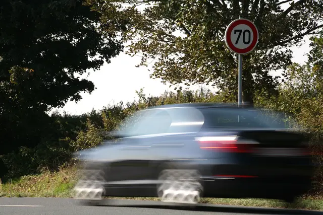 Mit vielen Maßnahmen versucht man die Raserei in  in Salzburg einzudämmen, jetzt werden Forderungen nach härteren Maßnahmen laut.  | Foto: PantherMedia - MBerg
