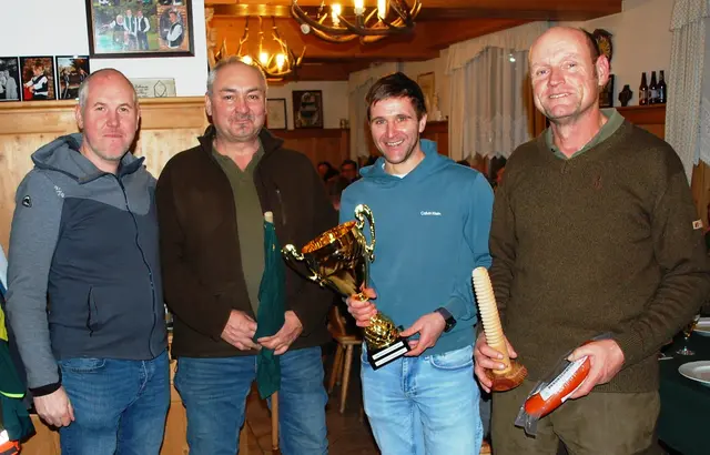 Die Moarschaft der Laintaler Jäger überreichte der Feuerwehr Laintal bei der Siegerehrung den begehrten Wanderpokal. Im Bild: Jürgen Hofer, Johann Funkl, Michael Fürstaller und Ernst Falzberger (v. l.). | Foto: BFV Leoben/Tomsits