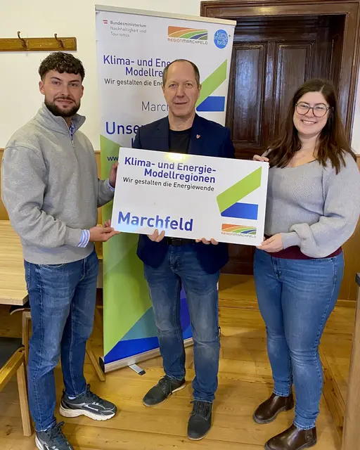  Niklas Reither (Opti-kW), Wolfgang Seidl (Bürgermeister Gemeinde Markgrafneusiedl), Marlene Nagl (KEM Marchfeld)  | Foto: Region Marchfeld