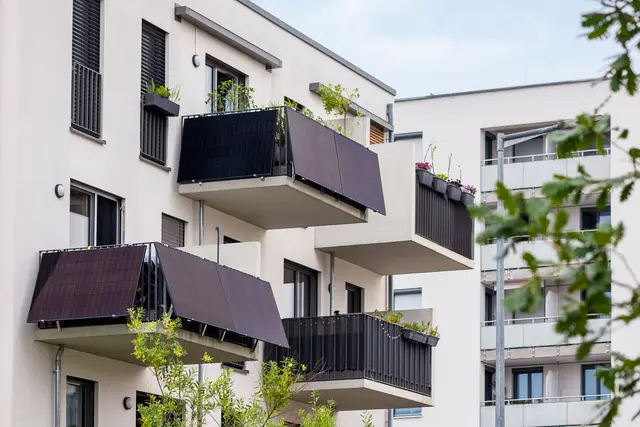 Balkonkraftwerke sind einfach umgesetzt und daher auf dem Vormarsch. Ihr Ziel ist, es Privatpersonen zu ermöglichen, kleine Photovoltaikanlagen ohne aufwendige Genehmigungsverfahren zu betreiben.  | Foto: AdobeStock/Maryana