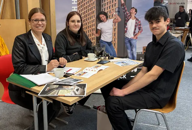 Firma Katzbeck - Personalmanagerin Nina Katzbeck (links) und Lehrling Sophia. Patrick Halb interessiert sich für eine Lehre bei Katzbeck. | Foto: Anna Maria Kaufmann