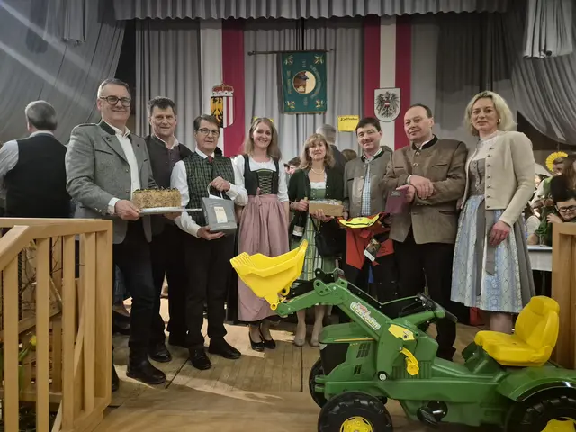 Georg Seethaler, Roman Braun, Alois Papst, Barbara Enengl, Monika Obermair, Franz Haslinger, Franz Simmer, Margareta Hüthmair (v.l.).   | Foto: Landleben