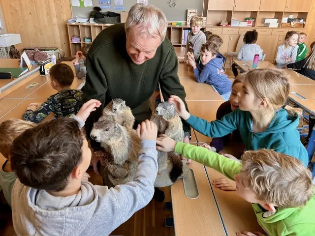Die Kinder durften präparierte Tiere berühren. | Foto: Josef Wakolbinger