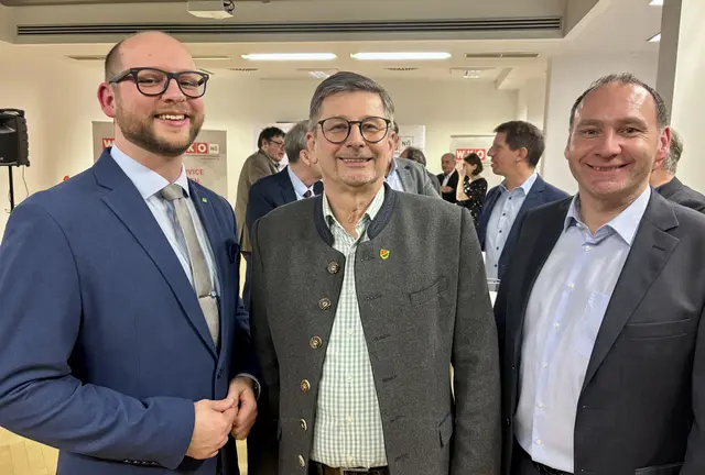 ÖVP-Bezirksgeschäftsführer Christoph Müllböck mit dem Götzendorfer Bürgermeister Kurt Wimmer (ÖVP) und seinem Kollegen aus Haslau-Maria Ellend, Jürgen Preselmaier (ÖVP) | Foto: MeinBezirk/Birgit Bachhofner