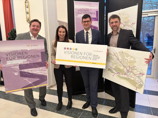 Günther Albel (Bürgermeister von Villach), Stefanie Ofner (Obmann-Stellvertreterin LAG Region Villach-Umland, Kammerrätin), Martin Gruber (Landeshauptmann-Stellvertreter) und Manuel Müller (Obmann LAG Region Villach-Umland, Bürgermeister von Paternion) – von links – haben den neuen Entwicklungsleitfaden im Villacher Bambergsaal präsentiert. | Foto: MeinBezirk.at
