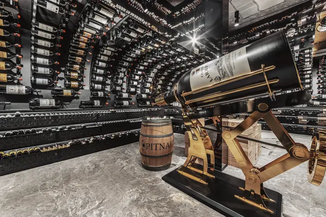 Die weltgrößte Degustationsmaschine von Ferdinand Dingsleder aus Tillmitsch steht im neuen Weinkeller der Familie Eiterer in Ischgl.