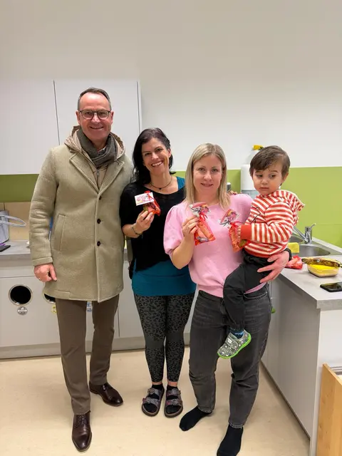 Dominik Reisinger brachte in Haslach Süßes vorbei.  | Foto: Foto: SPÖ Rohrbach