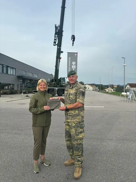 Der Kommandant der Melker Pioniere, Michael Fuchs (r.) mit Verteidigungsministerin Klaudia Tanner aus Gresten | Foto: Philipp Pöchmann/MeinBezirk