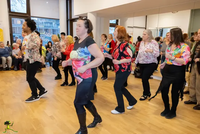 Beim Linedance wurde im großen Bewegungsraum das Tanzbein geschwungen.  | Foto: Häuser zum Leben / Christine Fröschl