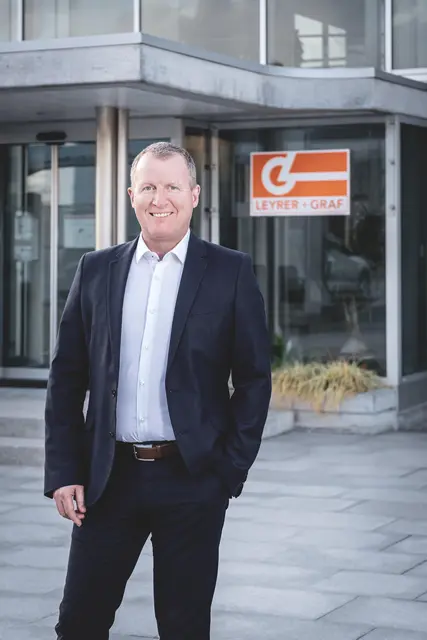 CEO Stefan Graf vor der Unternehmenszentrale | Foto: Leyrer + Graf