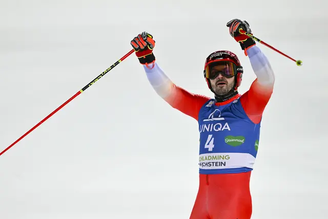 Loic Meillard hat allen Grund zur Freude: Der Schweizer triumphierte beim Nacht-Riesentorlauf in Schladming. | Foto: GEPA