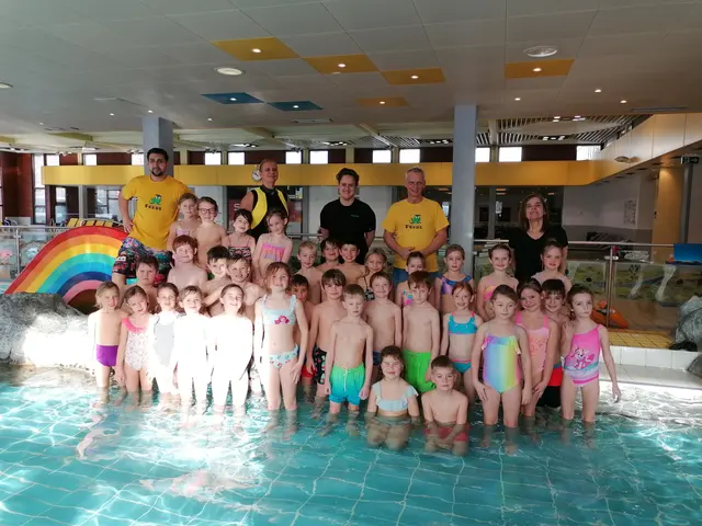 Die Schwimmtrainer motivierten die Mädchen und Burschen, sodass am Ende alle die Schwimmprüfung ablegen konnten. | Foto: Volksschule St. Ulrich