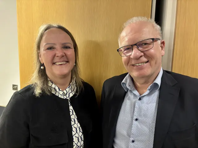 Sabine Wernecker und Herbert Leidenfrost (beide AMS Bruck) | Foto: WinWood Fotobox: