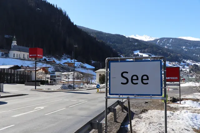 In See im Paznaun geriet am Dienstagmorgen ein Pkw in Brand – die Lenkerin konnte sich noch rechtzeitig retten. | Foto: Othmar Kolp