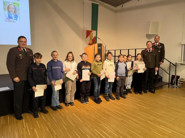 Kommandant Christoph Puchas (r.) ist besonders stolz auf den großen Zuwachs beim Feuerwehrnachwuchs. | Foto: Holler/Eberl