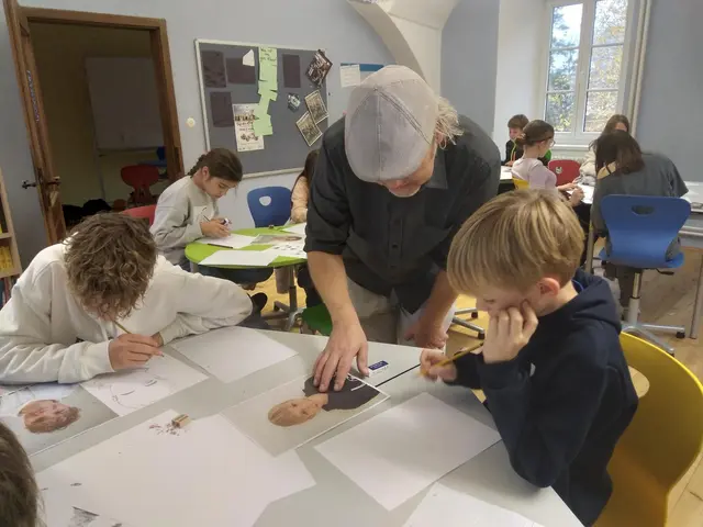 Der Künstler erklärte den Schulkindern sein Handwerk. | Foto: De La Tour Schule Deutschlandsberg