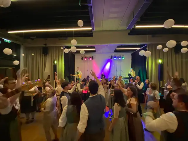 Eine volle Tanzfläche beim Trachtenball in Röschitz. | Foto: Gemeinde Röschitz