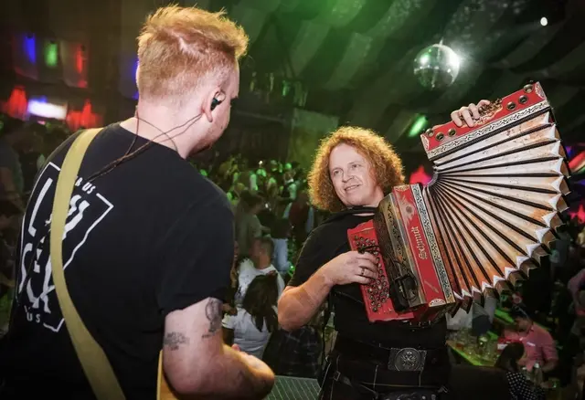„Die Lauser" und der Schlagersänger Oliver Haidt, beide aus Sinabelkirchen, werden unter anderem beim Bauernbundball für gute Stimmung sorgen. | Foto: Die Lauser