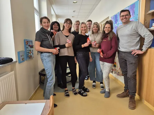 Süßes und ein Danke gab es von der SPÖ in Kollerschlag für die Elementarpädagogen.  | Foto: Foto: SPÖ Rohrbach