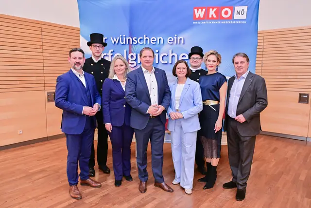 Bgm. Friedrich Ofenauer, Matthias Sohner, GR Susanne Binder-Novak, Bezirksstellenobmann Mario Burger, Landtagsabgeordnete Doris Schmidl, Bezirksinnungsmeister Stefan Schinnerl, Julia Schütze, Präsident der WKNÖ Wolfgang Ecker | Foto: Tanja Wagner