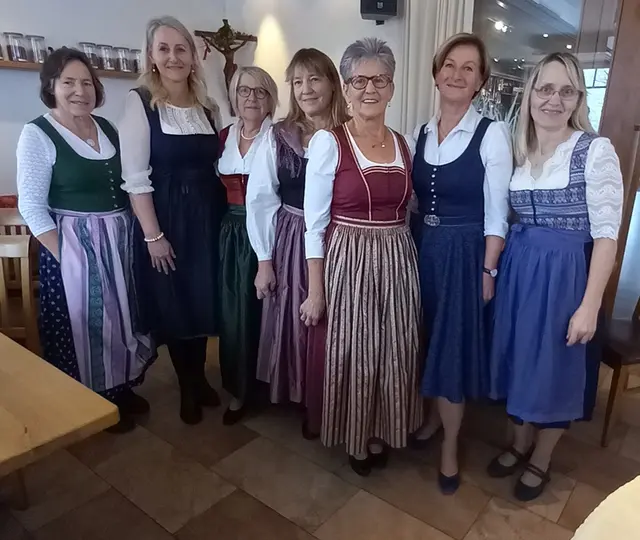 Maria Gattringer, Antonia Hofer, Frieda Wögerbauer, Rita Leibetzder. Obfrau Veronika Hehenberger, Maria Altenhofer und Renate Leitner, v. l.  | Foto: Goldhauben
