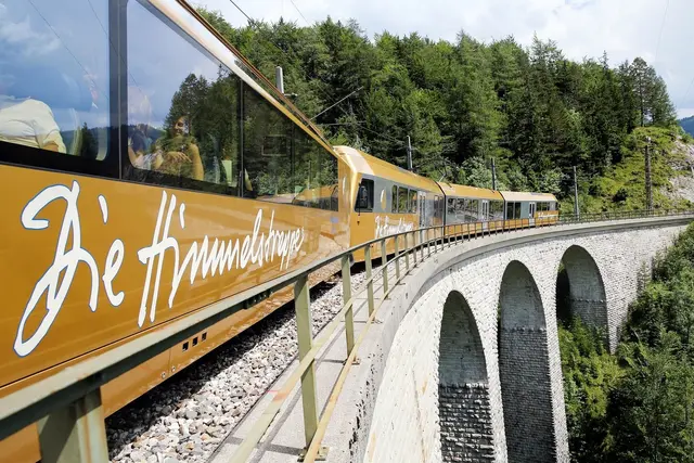 Mit der Mariazellerbahn geht es 90 Kilometer durch das malerische Dirndltal, vorbei an Tunneln, Viadukten und dem Naturpark Ötscher-Tormäuer. | Foto: NB/Weinfranz