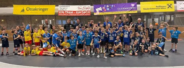 Freude und Spaß bei allen Handballern mit den Medaillen nach Spielende. | Foto: UHC Hollabrunn