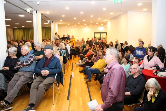 Skepsis auf vielen Gesichtern: Einfache Antworten auf brennende Fragen waren oft kaum zu geben. | Foto: Eckhart Herbe