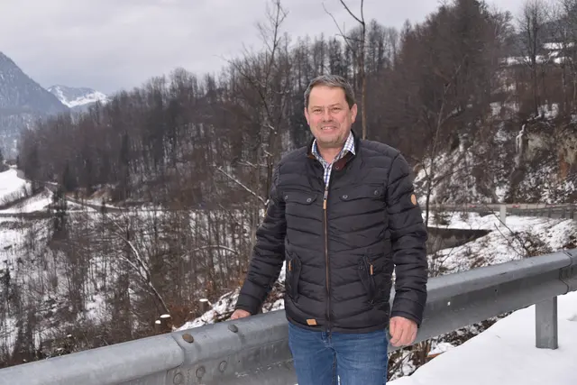 Sölls Bürgermeister Wolfgang Knabl beim Lokalaugenschein an der Eibergstraße.  | Foto: Barbara Fluckinger