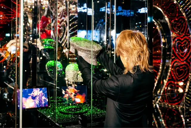 Der japanische Rockstar Hyde bei der Installation seines Performance-Hutes in den Swarovski Kristallwelten.

