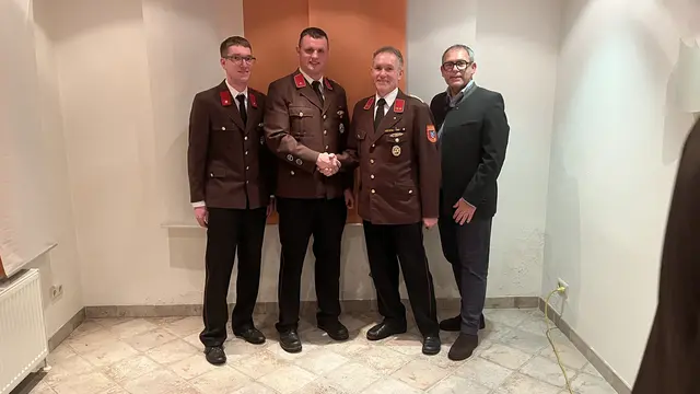 Kommandoübergabe: Robert und Andreas Stefan mit Bürgermeister Niko Reisel und Manuel Führer. | Foto: Feuerwehr