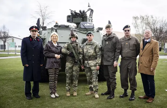 Diskussion um eine Verlängerung des Wehrdiensts: Verteidigungsministerin Klaudia Tanner aus Gresten (2.v.l.) mit ihren "Schützlingen" | Foto: Carina Karlovits/Bundesheer