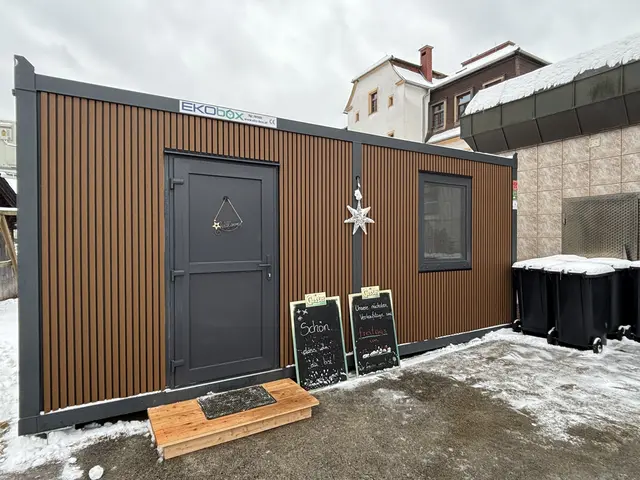 Der Verkaufscontainer steht direkt am Firmengelände der Fleischerei in Hönigsberg, Grazer Straße 97. | Foto: MeinBezirk/Angelina Koidl